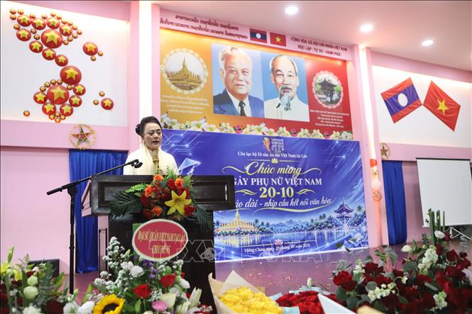 Bà Biện Thị Kỷ, Chủ nhiệm Câu lạc bộ Di sản Áo dài Việt Nam tại Lào, phát biểu khai mạc. Ảnh: Xuân Tú – PV TTXVN tại Lào