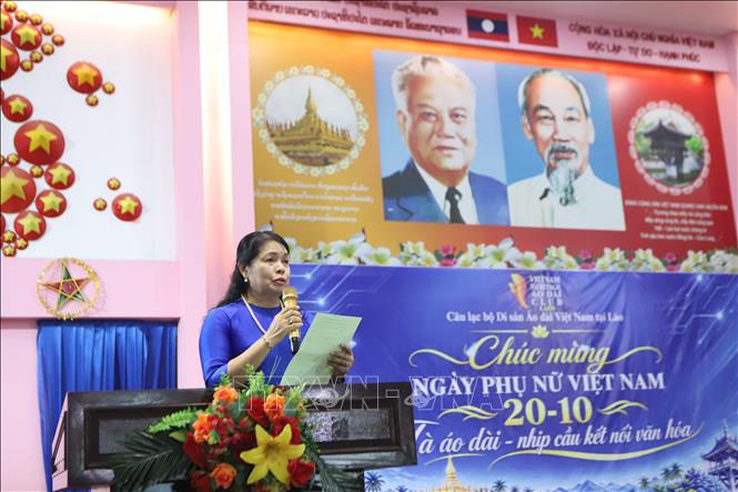 Bà Sisouk Vongvichit, nguyên Thứ trưởng Bộ Giáo dục và Thể thao Lào, đại diện Hội Cựu lưu học sinh Lào từng học tập tại Việt Nam, phát biểu tại buổi lễ. Ảnh: Xuân Tú – PV TTXVN tại Lào