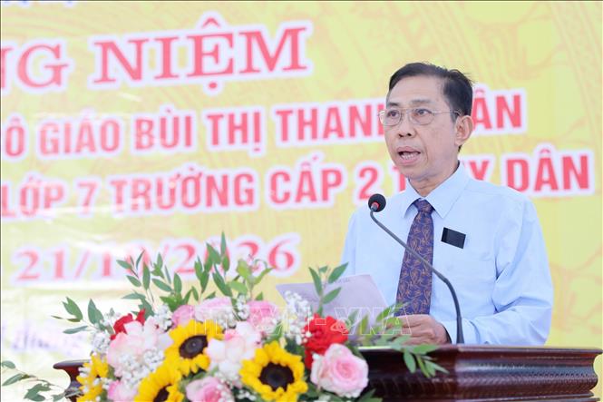 Ông Trương Vũ Anh, con trai duy nhất của Cô giáo, Liệt sĩ Bùi Thị Thanh Xuân, chia sẻ câu chuyện về người mẹ của mình. Ảnh: Thế Duyệt - TTXVN