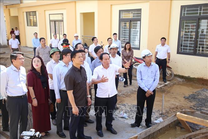 Đoàn công tác của Phó Thủ tướng Lê Tiến Châu kiểm tra dự án Trường nội trú Tiểu học và Trung học cơ sở Đakrông tại xã Đakrông. Ảnh: Thanh Thuỷ-TTXVN