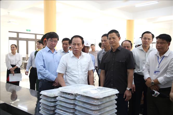 Phó Thủ tướng Lê Tiến Châu kiểm tra khu vực bếp ăn nội trú và tìm hiểu điều kiện sinh hoạt của học sinh tại Trường nội trú Tiểu học và Trung học cơ sở Đakrông tại xã Đakrông. Ảnh: Thanh Thuỷ-TTXVN