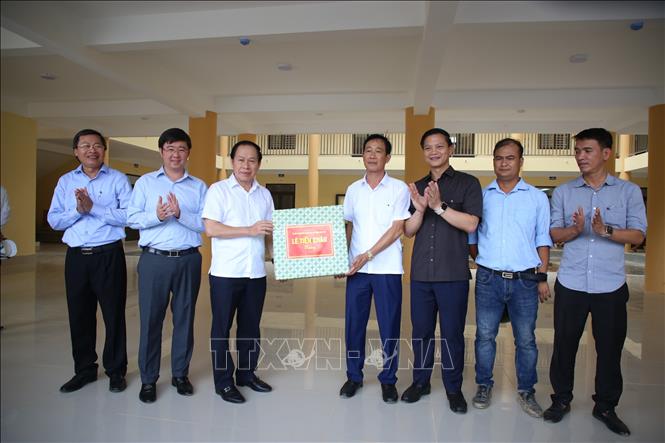 Trao tặng quà cho các đơn vị thi công Trường nội trú Tiểu học và Trung học cơ sở Đakrông tại xã Đakrông. Ảnh: Thanh Thuỷ-TTXVN