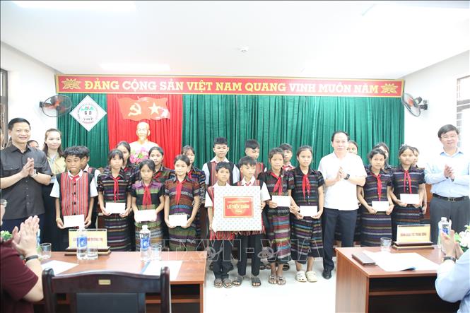 Trao tặng quà cho học sinh Trường nội trú Tiểu học và Trung học cơ sở Đakrông tại xã Đakrông. Ảnh: Thanh Thuỷ-TTXVN