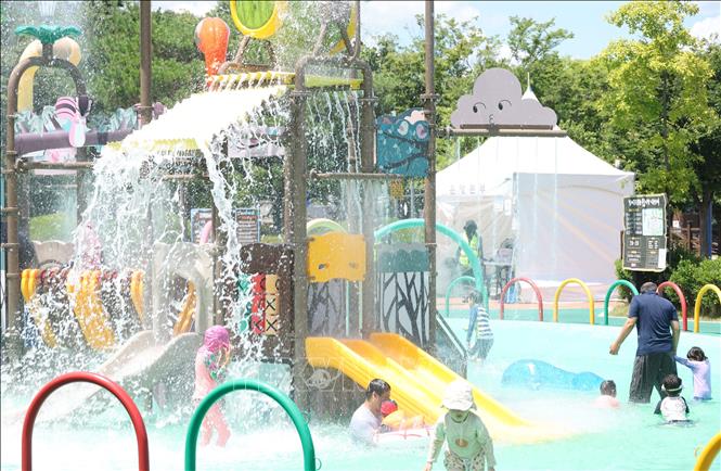 Trẻ em vui chơi, tránh nóng trong công viên nước ở Gyeongsan, Hàn Quốc ngày 26/7/2026. Ảnh: Yonhap/TTXVN phát