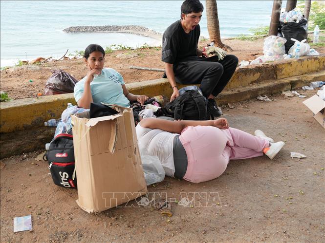 Người thân chờ đợi tin tức của người thân bị mất tích bên bờ biển khu vực La Playa, bang La Guaira, Venezuela.Ảnh: Phi Hùng - PV TTXVN tại Mỹ Latinh
