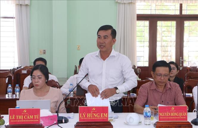 Ông Lý Hùng Em, Bí thư Đảng ủy xã, Chủ tịch HĐND xã Hòa An phát biểu tại buổi làm việc. Ảnh: Duy Khương - TTXVN