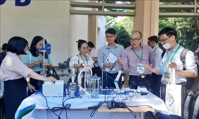 Các đại biểu tham quan sản phẩm, giải pháp được trưng bày trong khuôn khổ hội thảo. Ảnh: Thu Hoài - TTXVN