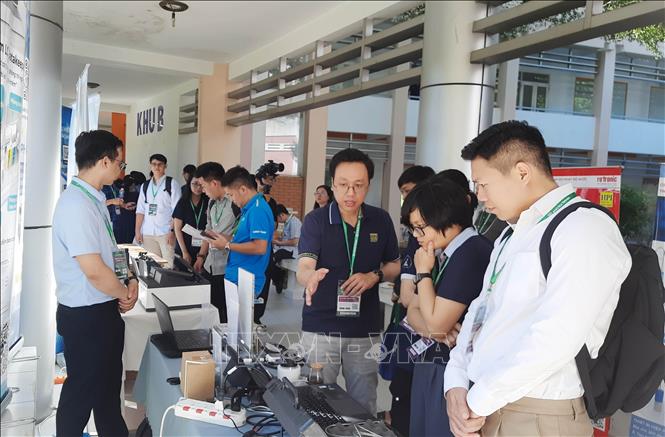 Các đại biểu tham quan sản phẩm, giải pháp được trưng bày trong khuôn khổ hội thảo. Ảnh: Thu Hoài - TTXVN