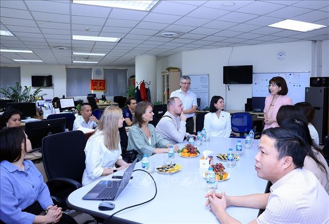 Đoàn phóng viên Hãng Thông tấn TASS (Liên Bang Nga) thăm và làm việc tại Ban Biên tập tin Đối ngoại. Ảnh: Tuấn Anh - TTXVN