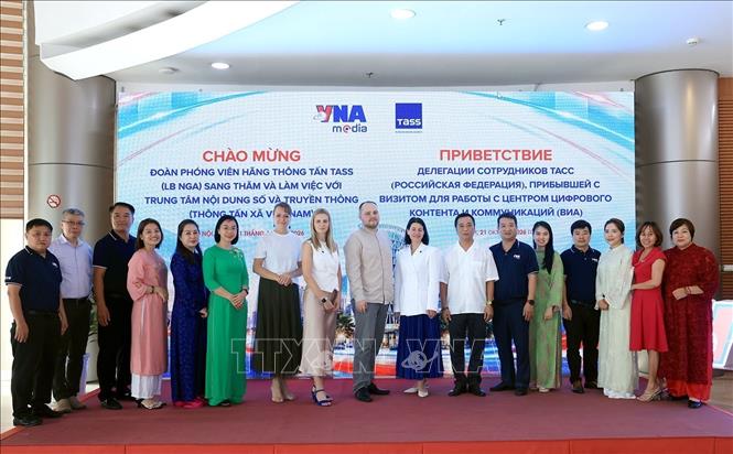 Đoàn phóng viên Hãng Thông tấn TASS (Liên Bang Nga) chụp ảnh chung cùng cán bộ, phóng viên Trung tâm Nội dung số và Truyền thông. Ảnh: Tuấn Anh - TTXVN