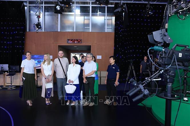 Đoàn phóng viên Hãng Thông tấn TASS (Liên Bang Nga) thăm trường quay của Trung tâm Nội dung số và Truyền thông. Ảnh: Tuấn Anh - TTXVN