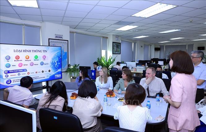 Đoàn phóng viên Hãng Thông tấn TASS (Liên Bang Nga) thăm và làm việc tại Ban Biên tập tin Đối ngoại. Ảnh: Tuấn Anh - TTXVN