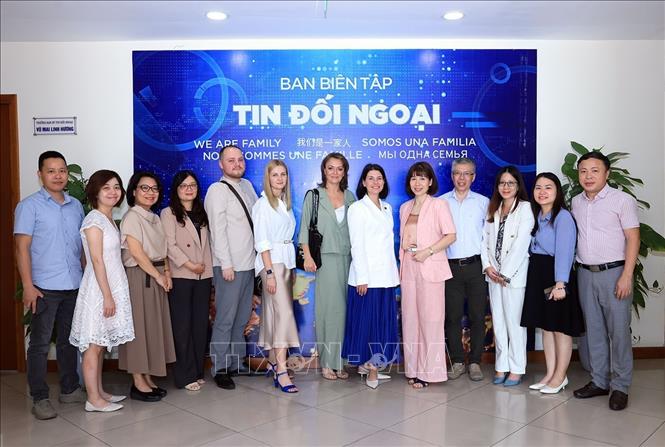 Đoàn phóng viên Hãng Thông tấn TASS (Liên Bang Nga) chụp ảnh chung cùng cán bộ, phóng viên Ban Biên tập tin Đối ngoại. Ảnh: Tuấn Anh - TTXVN