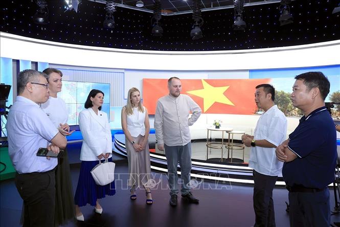 Đoàn phóng viên Hãng Thông tấn TASS (Liên Bang Nga) trao đổi nghiệp vụ với lãnh đạo Trung tâm Nội dung số và Truyền thông. Ảnh: Tuấn Anh - TTXVN