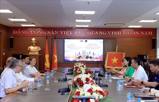 Đoàn phóng viên Hãng Thông tấn TASS (Liên Bang Nga) trao đổi nghiệp vụ với lãnh đạo Trung tâm Nội dung số và Truyền thông. Ảnh: Tuấn Anh - TTXVN