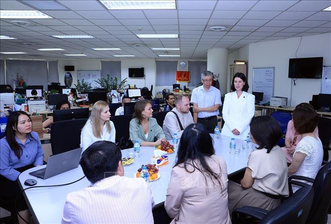 Đoàn phóng viên Hãng Thông tấn TASS (Liên Bang Nga) thăm và làm việc tại Ban Biên tập tin Đối ngoại. Ảnh: Tuấn Anh - TTXVN