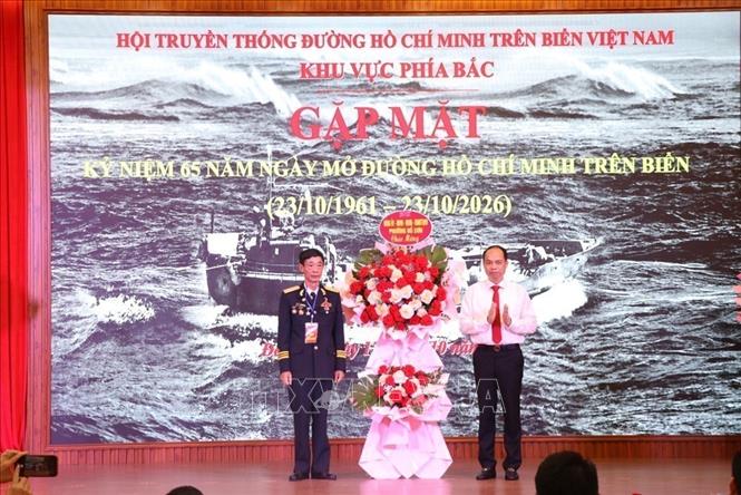 . Ngày 17/10/2026, tại phường Đồ Sơn, thành phố Hải Phòng, Hội truyền thống đường Hồ Chí Minh trên biển khu vực phía Bắc đã tổ chức Gặp mặt kỷ niệm 65 năm Ngày mở đường Hồ Chí Minh trên biển (23/10/1961 - 23/10/2026). Sự kiện là dịp ôn lại truyền thống hào hùng, tri ân những cống hiến, hy sinh to lớn của các thế hệ đi trước trong sự nghiệp đấu tranh giải phóng dân tộc và bảo vệ Tổ quốc. Ảnh: Mạnh Minh - TTXVN