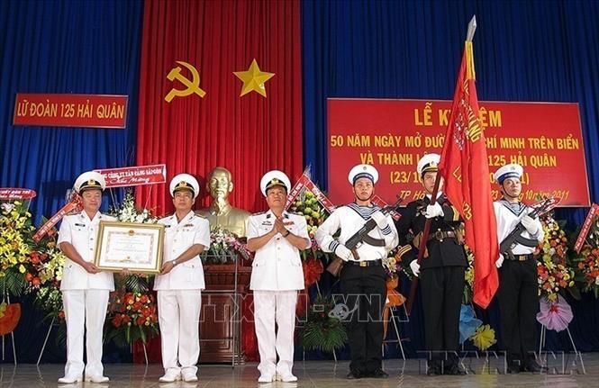 Phó Đô đốc Trần Thanh Huyền, Chính ủy Quân chủng Hải quân trao Huân chương Quân công hạng Nhất cho tập thể cán bộ, chiến sĩ Lữ đoàn 125 Hải quân, tại Lễ kỷ niệm 50 năm Ngày mở Đường Hồ Chí Minh trên biển - Ngày thành lập Lữ đoàn (23/10/1961 - 23/10/2011). Ảnh: Thế Anh - TTXVN