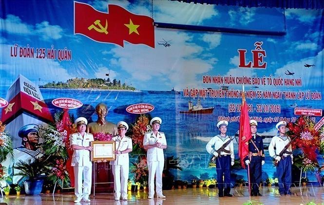 Lữ đoàn 125 Hải quân (tiền thân là Đoàn 759) đón nhận Huân chương Bảo vệ Tổ quốc hạng Nhì, tại buổi gặp mặt truyền thống kỷ niệm 55 năm thành lập Lữ đoàn (23/10/1961 - 23/10/2016). Ảnh: Thế Anh - TTXVN