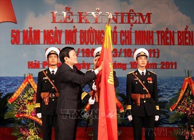 Chủ tịch nước Trương Tấn Sang trao tặng Huân chương Hồ Chí Minh cho tập thể cán bộ, chiến sĩ Đường Hồ Chí Minh trên biển, tại Lễ kỷ niệm 50 năm Ngày mở đường Hồ Chí Minh trên biển (21/10/2011). Ảnh: Trọng Đức - TTXVN