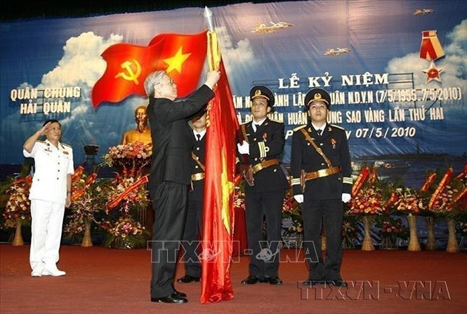 Chủ tịch Quốc hội Nguyễn Phú Trọng trao tặng Huân chương Sao Vàng (lần thứ hai) của Đảng, Nhà nước cho Quân chủng Hải quân (7/5/2010). Ảnh: Trí Dũng - TTXVN
