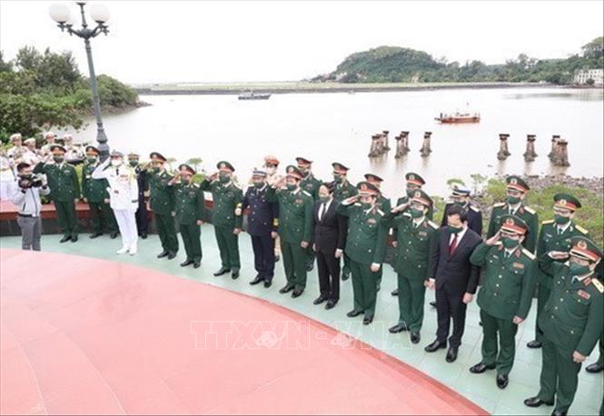 Nhân kỷ niệm 60 năm Ngày mở đường Hồ Chí Minh trên biển (23/10/1961-23/10/2021), sáng 22/10/2021, tại Khu Di tích lịch sử Bến tàu không số K15, Đồ Sơn (Hải Phòng), Bộ Quốc phòng tổ chức Lễ dâng hương, dâng hoa tưởng niệm các Anh hùng liệt sĩ. Ảnh: Trọng Đức - TTXVN
