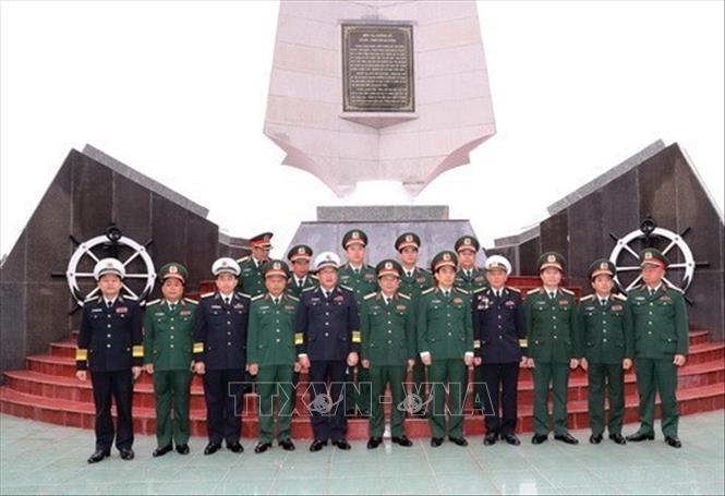 Nhân kỷ niệm 60 năm Ngày mở đường Hồ Chí Minh trên biển (23/10/1961-23/10/2021), sáng 22/10/2021, tại Khu Di tích lịch sử Bến tàu không số K15, Đồ Sơn (Hải Phòng), Bộ Quốc phòng tổ chức Lễ dâng hương, dâng hoa tưởng niệm các Anh hùng liệt sĩ. Ảnh: Trọng Đức - TTXVN