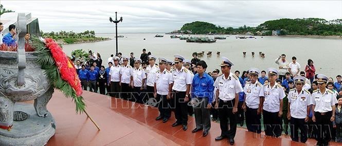 160 đại biểu đoàn viên thanh niên ưu tú trên khắp cả nước cùng các cựu chiến binh trên Đoàn tàu 