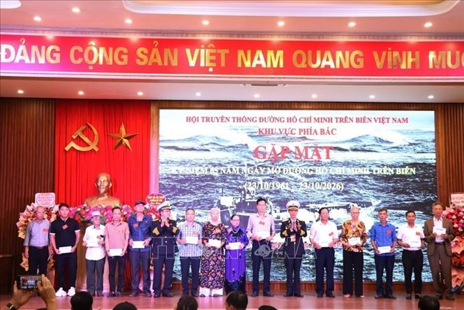 Ngày 17/10/2026, tại phường Đồ Sơn, thành phố Hải Phòng, Hội truyền thống đường Hồ Chí Minh trên biển khu vực phía Bắc đã tổ chức Gặp mặt kỷ niệm 65 năm Ngày mở đường Hồ Chí Minh trên biển (23/10/1961 - 23/10/2026). Sự kiện là dịp ôn lại truyền thống hào hùng, tri ân những cống hiến, hy sinh to lớn của các thế hệ đi trước trong sự nghiệp đấu tranh giải phóng dân tộc và bảo vệ Tổ quốc. Trong ảnh: Trao tặng quà cho thân nhân các gia đình liệt sĩ. Ảnh: Mạnh Minh - TTXVN