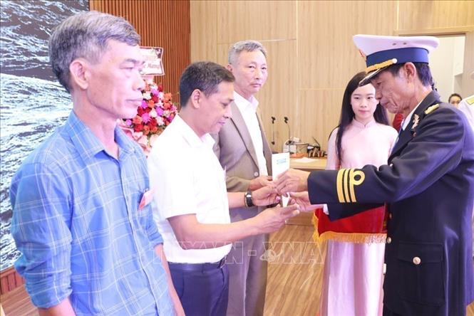 Ngày 17/10/2026, tại phường Đồ Sơn, thành phố Hải Phòng, Hội truyền thống đường Hồ Chí Minh trên biển khu vực phía Bắc đã tổ chức Gặp mặt kỷ niệm 65 năm Ngày mở đường Hồ Chí Minh trên biển (23/10/1961 - 23/10/2026). Sự kiện là dịp ôn lại truyền thống hào hùng, tri ân những cống hiến, hy sinh to lớn của các thế hệ đi trước trong sự nghiệp đấu tranh giải phóng dân tộc và bảo vệ Tổ quốc. Trong ảnh: Trao tặng quà cho thân nhân các gia đình liệt sĩ. Ảnh: Mạnh Minh - TTXVN