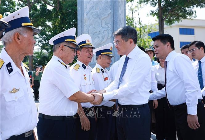 Sáng 24/9/2026, trong chuyến làm việc tại thành phố Hải Phòng, Thủ tướng Lê Minh Hưng đến dâng hương, dâng hoa tưởng niệm các Anh hùng liệt sĩ và gặp gỡ các cựu chiến binh tàu không số tại Di tích Quốc gia đặc biệt Bến tàu không số K15 (phường Đồ Sơn). Ảnh: Dương Giang - TTXVN 