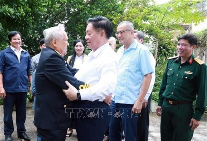Ngày 27/11/2024, nhân kỷ niệm 60 năm Bến Vũng Rô tiếp nhận chuyến hàng đầu tiên của tàu không số (28/11/1964 - 28/11/2024), đồng chí Nguyễn Trọng Nghĩa, Ủy viên Bộ Chính trị, Bí thư Trung ương Đảng, Trưởng Ban Tuyên giáo Trung ương đến thăm và tặng quà Trung tá Hồ Đắc Thạnh, Anh hùng lực lượng vũ trang nhân dân, nguyên thuyền trưởng tàu 41 với 12 lần chỉ huy tàu không số vận chuyển vũ khí chi viện vào miền Nam. Ảnh: Xuân Triệu - TTXVN