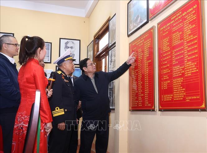 Trong chương trình thăm và làm việc tại Phú Yên, sáng 8/1/2023, Thủ tướng Phạm Minh Chính và đoàn công tác đến dâng hương, thả vòng hoa tưởng niệm các Anh hùng, liệt sỹ tại Di tích lịch sử Bến tàu không số Vũng Rô tại xã Hòa Xuân Nam, thị xã Đông Hòa. Ảnh: Dương Giang - TTXVN