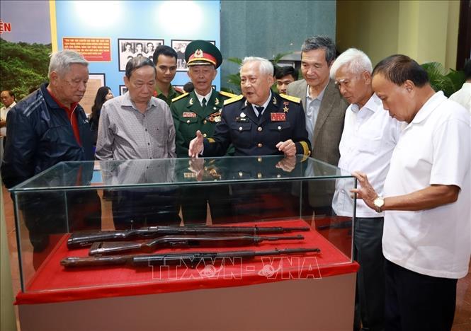 Trong chương trình kỷ niệm 60 năm Bến Vũng Rô tiếp nhận chuyến hàng đầu tiên của tàu không số (28/11/1964 - 28/11/2024), Anh hùng LLVT Nhân dân Hồ Đắc Thạnh, nguyên Thuyền trưởng tàu 41, giới thiệu về các hiện vật liên quan đến tàu không số trong triển lãm chuyên đề “Bến Vũng Rô và hoạt động tiếp nhận chi viện từ những chuyến Tàu Không số” tại Phú Yên, ngày 22/11/2024. Ảnh: Xuân Triệu - TTXVN