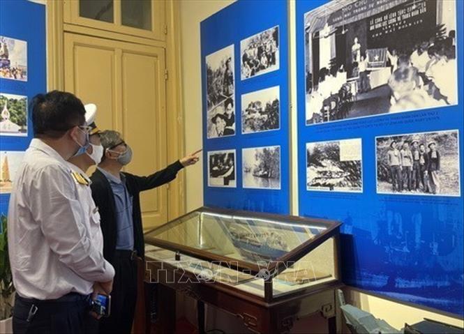 Nhân dịp kỷ niệm 60 năm Ngày mở Đường Hồ chí Minh trên biển (23/10/1961 - 23/10/2021), sáng 13/10/2021, tại Bảo tàng Hải Phòng, Cục Chính trị Hải Quân phối hợp với Sở Văn hóa và Thể thao Hải Phòng tổ chức Lễ khai mạc triển lãm “Biển, đảo và người chiến sĩ Hải quân - Truyền thống Đường Hồ Chí Minh trên biển”. Ảnh: TTXVN phát