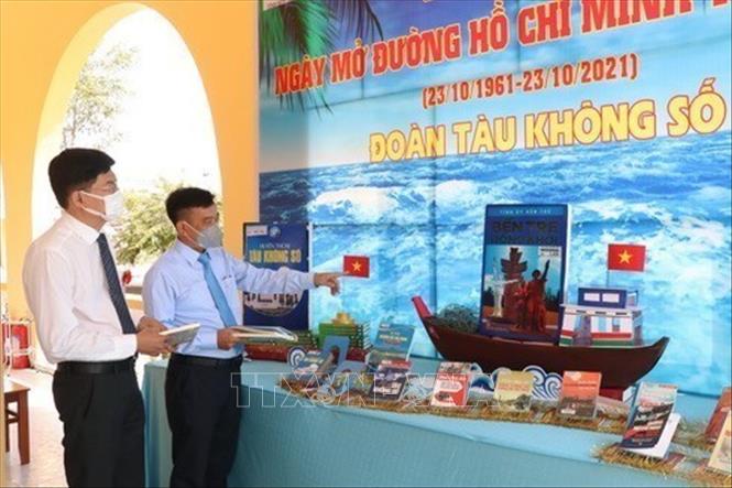 Sáng 31/10/2021, tại huyện Thạnh Phú (tỉnh Bến Tre), Tỉnh ủy Bến Tre phối hợp với Bộ Tư lệnh Quân khu 9, Bộ Tư lệnh Vùng 2 Hải quân, Lữ đoàn 125 tổ chức Hội thảo khoa học với chủ đề “Phát huy tinh thần tiên phong mở đường, mở bến đường Hồ Chí Minh trên biển, phát triển Bến Tre về hướng Đông” và triển lãm sách về đường mòn Hồ Chí Minh trên biển. Ảnh: Huỳnh Phúc Hậu - TTXVN