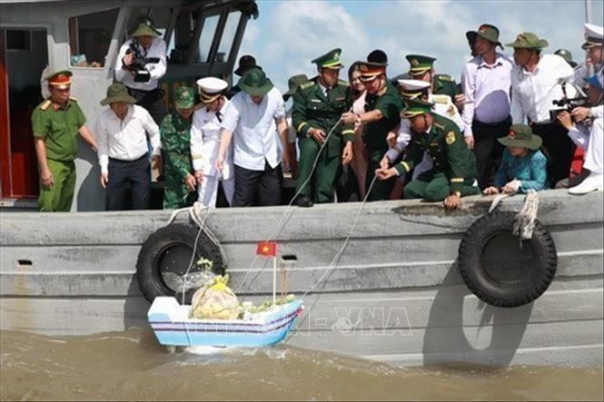 Kỷ niệm 50 năm Ngày Giải phóng miền Nam, thống nhất đất nước (30/4/1975 - 30/4/2025), chiều 24/4/2025, tỉnh Cà Mau tổ chức Lễ dâng hoa tri ân các Anh hùng liệt sĩ tại cửa biển Vàm Lũng, huyện Ngọc Hiển. Bến Vàm Lũng là một trong 4 bến chính tiếp nhận vũ khí từ miền Bắc vào miền Nam trong những năm kháng chiến chống Mỹ cứu nước, lập nên kỳ tích đường Hồ Chí Minh trên biển. Ảnh: Huỳnh Anh - TTXVN