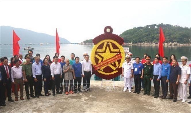Lãnh đạo tỉnh Phú Yên cùng cán bộ, chiến sỹ, nhân dân dâng hoa tưởng nhớ các anh hùng liệt sỹ tại bến Vũng Rô, Khu di tích lịch sử cấp quốc gia tàu không số, xã Hòa Xuân Nam, thị xã Đông Hòa, Phú Yên (2024). Ảnh: Tường Quân - TTXVN