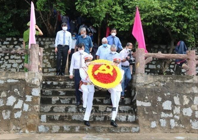Lãnh đạo tỉnh Phú Yên cùng đại diện các đoàn thể, nhân dân thả vòng hoa tưởng niệm các chiến sỹ đã hy sinh để bảo vệ tàu không số và bến Vũng Rô trong kháng chiến chống Mỹ cứu nước, biểu tượng cho sự mưu trí, dũng cảm của quân và nhân dân ta. (10/2021). Ảnh: TTXVN