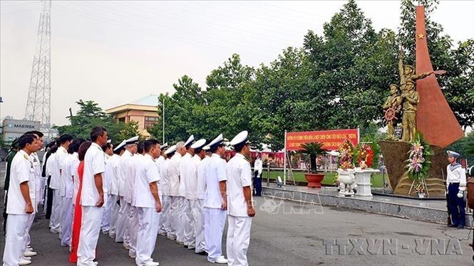 Các thế hệ cán bộ, chiến sĩ Lữ đoàn 125 Hải quân (tiền thân là Đoàn 759) dâng hương tưởng niệm trước Tượng đài Anh hùng liệt sĩ 