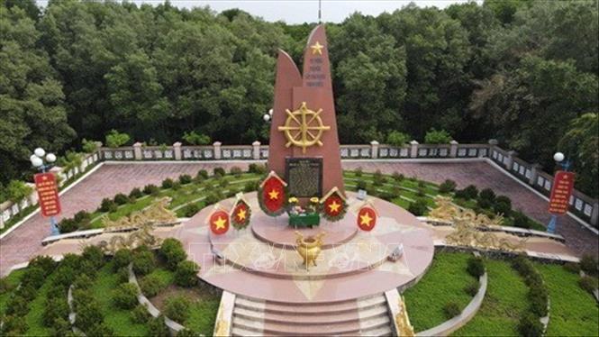 Bia tưởng niệm tại Khu di tích Bến tàu không số Lộc An, huyện Xuyên Mộc, tỉnh Bà Rịa - Vũng Tàu. Năm 1963, 1964 và 1965, bến Lộc An đã tiếp nhận 3 chuyến của “Đoàn tàu không số” (tiền thân của Lữ đoàn 125 Hải quân), vận chuyển 109 tấn vũ khí trang bị, góp phần vào chiến thắng vang dội Bình Giã, Đồng Xoài, Dầu Tiếng, Bàu Bàng… làm thất bại chiến lược “Chiến tranh đặc biệt” của Mỹ. Ảnh: Đoàn Mạnh Dương - TTXVN