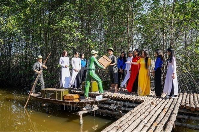 Tái hiện cảnh vận chuyển vũ khí, hàng hóa chi cho viện chiến trường miềnNam tại Khu di tích Quốc gia bến Vàm Lũng, huyện Ngọc Hiển, Cà Mau (2020). Trong kháng chiến chống Mỹ, vùng đất cực Nam Tổ quốc là điểm cuối tuyến đường huyền thoại Hồ Chí Minh trên biển, bến Vàm Lũng thuộc ấp Xẻo Mắm, xã Tân Ân. Ảnh: TTXVN phát