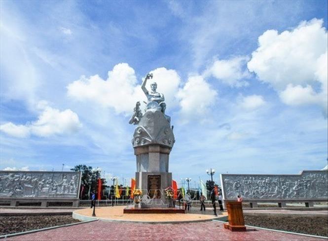 Tượng đài chiến thắng đường Hồ Chí Minh huyền thoại trên biển trong Khu di tích Quốc gia bến Vàm Lũng, huyện Ngọc Hiển, Cà Mau (2021). Ảnh: TTXVN phát
