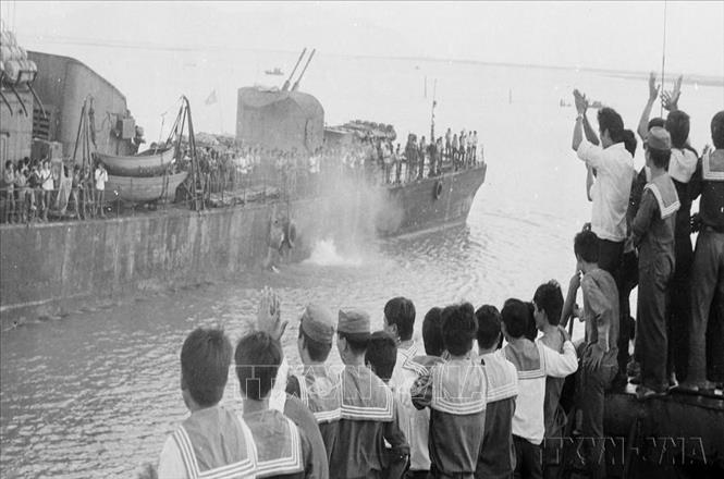 Cuối năm 1987 đầu năm 1988, cán bộ, chiến sĩ các tàu vận tải hải quân đã vượt qua mọi hiểm nguy, khảo sát, thăm dò, vận tải và chốt giữ đảo, cùng các lực lượng tăng cường phòng thủ trên các đảo thuộc quần đảo Trường Sa. Trong ảnh: Quân dân Vũng Tàu - Côn Đảo chào đón cán bộ, chiến sĩ tàu NQ13 vừa chiến đấu dũng cảm bảo vệ Trường Sa trở về cập bến Vũng Tàu (20/3/1988). Ảnh: Đoàn Việt - TTXVN