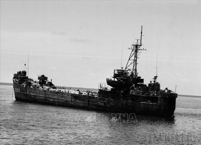 Tàu HQ-505, con tàu duy nhất không bị chìm do thuyền trưởng Vũ Huy Lễ quyết định cho tàu “ủi bãi” lên đảo Cô Lin sau khi bị tàu địch bắn cháy, ngày 14/3/1988, trở thành cột mốc chủ quyền sống của Việt Nam ở quần đảo Trường Sa. Ảnh: Đình Trân - TTXVN