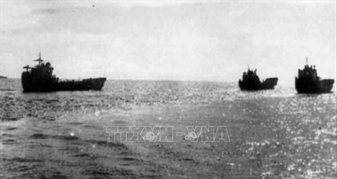 Trong 2 năm 1973 - 1974, Đoàn 125 đã huy động 380 lượt tàu ra khơi, chuyên chở trên 43.000 tấn hàng, đưa hơn 2.000 lượt cán bộ, chiến sĩ từ hậu phương ra tiền tuyến và từ đất liền ra các đảo, vượt qua chặng đường 158.292 hải lý an toàn. Ảnh: Tư liệu/TTXVN phát