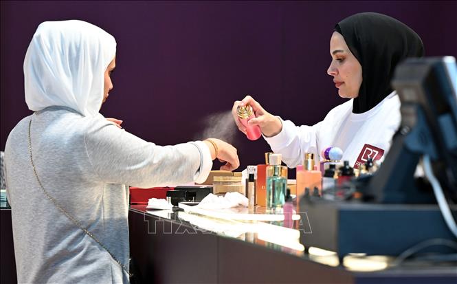 Khách tham quan thử nước hoa tại triển lãm ở Hawalli, Kuwait ngày 20/10/2026. Ảnh: THX/TTXVN phát