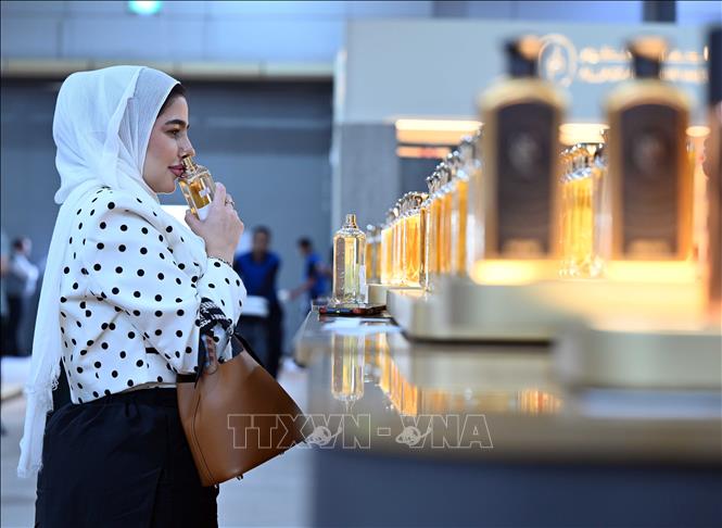 Khách tham quan thử nước hoa tại triển lãm ở Hawalli, Kuwait ngày 20/10/2026. Ảnh: THX/TTXVN phát