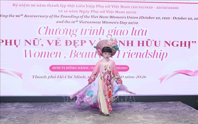 Tiếp mục trình diễn áo dài do các bé thiếu nhi trình diễn. Ảnh: Xuân Khu-TTXVN 
