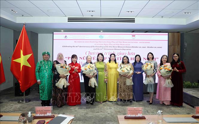 Lãnh đạo Liên hiệp các tổ chức hữu nghị Thành phố Hồ Chí Minh (HUFO) và lãnh đạo Hội Liên hiệp Phụ nữ Thành phố Hồ Chí Minh tặng hoa tri ân các đại biểu dự chương trình Talkshow. Ảnh: Xuân Khu - TTXVN